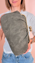 LEVA clutch con chiusura oro effeto camoscio CLUTCH01 VERDE 