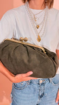 LEVA clutch con chiusura oro effeto camoscio CLUTCH01 VERDE 